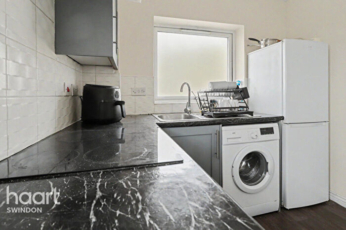 2 Bedroom Apartment To Rent In Celsus Grove, Swindon, SN1