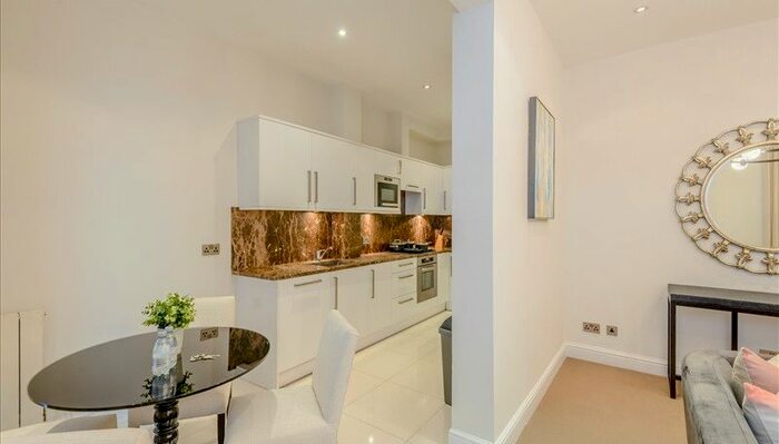 2 Bedroom Flat To Rent In Cedar House, Marylebone, London, W1U