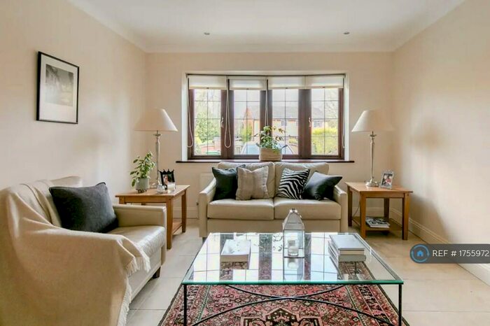 Studio To Rent In Chiltern Hills Road, Beaconsfield, HP9