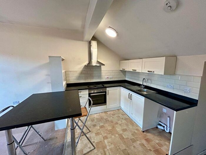 2 Bedroom Flat To Rent In High Street, New Whittington, Chesterfield, S43