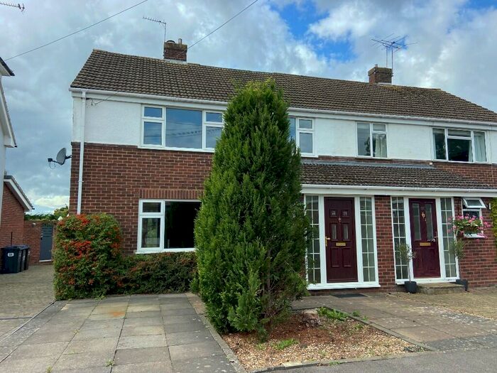 3 Bedroom Semi-Detached House To Rent In Oaklands Avenue, AL9