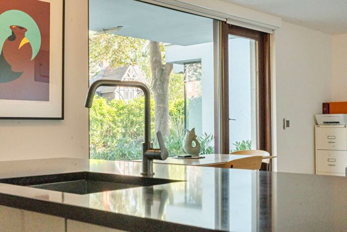 2 Bedroom Flat To Rent In Rivermead Close, Teddington, TW11