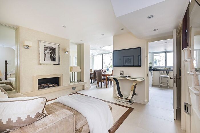 3 Bedroom Flat To Rent In Flood Street, London, SW3