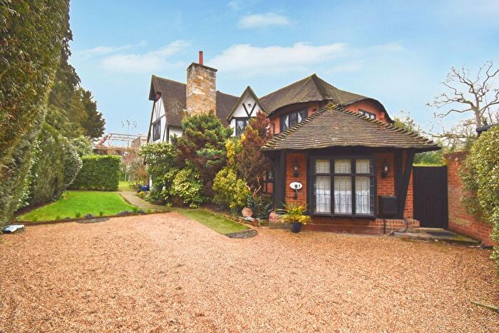 4 Bedroom Detached House For Sale In Silverdale Avenue, Ashley Park, Walton-On-Thames, KT12