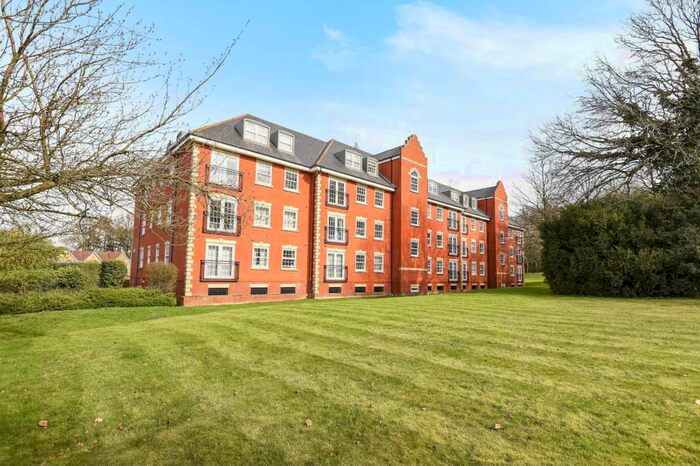2 Bedroom Apartment To Rent In Wokingham, Berkshire, RG40