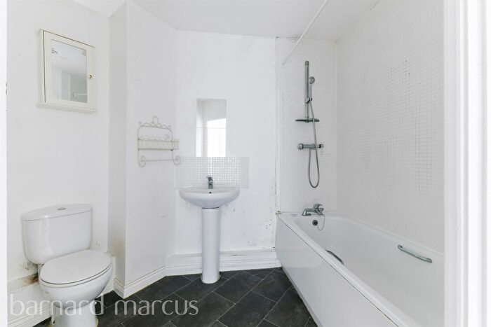 2 Bedroom Flat For Sale In Rydons Way, Redhill, RH1