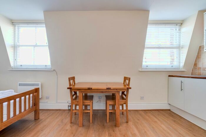 Studio To Rent In Elsham Road, London, W14