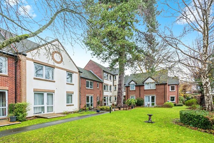 2 Bedroom Flat For Sale In Grovelands Avenue, Swindon, SN1