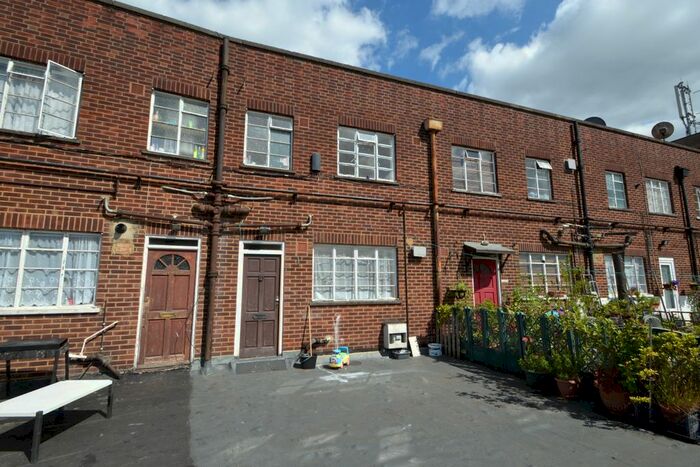 2 Bedroom Flat To Rent In Tolworth Broadway, Tolworth, Surbiton, KT6