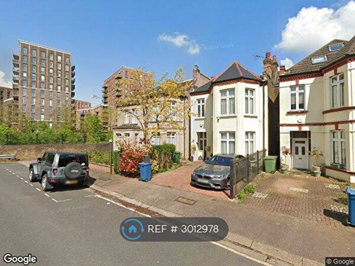 3 Bedroom Flat To Rent In East Road, Romford, RM6