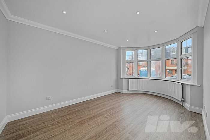 2 Bedroom Flat To Rent In Heather Gardens, Golders Green, NW11