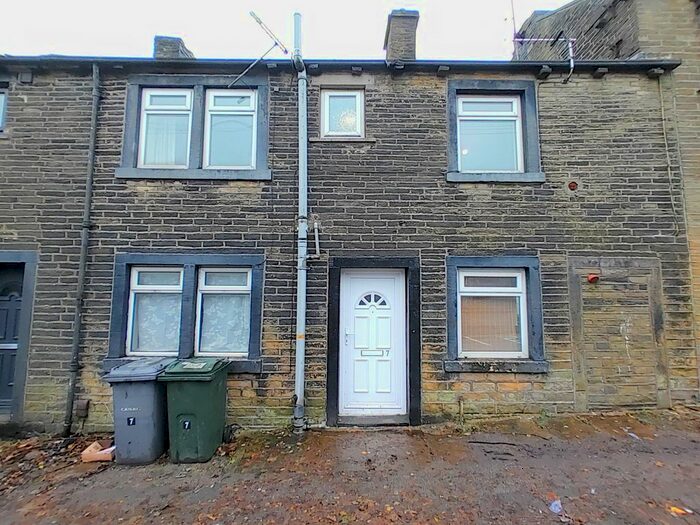 3 Bedroom Cottage To Rent In Roper Lane, Queensbury, Bradford, BD13