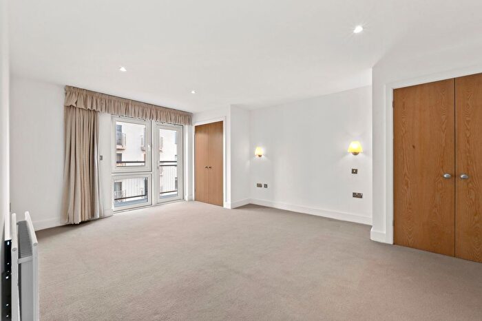 3 Bedroom Flat To Rent In Montague Road, Wimbledon, SW19