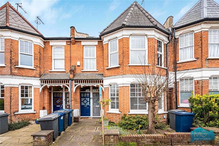 2 Bedroom Maisonette For Sale In Sedgemere Avenue, East Finchley, London, N2