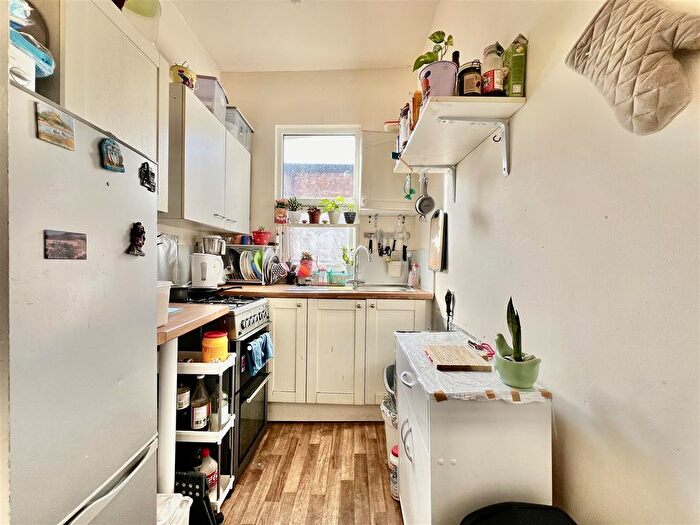 2 Bedroom Maisonette For Sale In Cecil Road, Hounslow, TW3