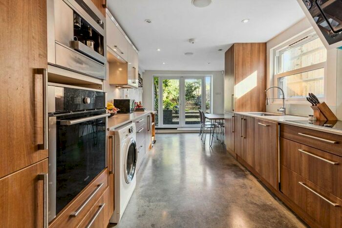 2 Bedroom Terraced House To Rent In Thornbury Road, London, SW2