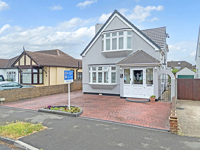 3 Bedroom Detached House For Sale In Clyde Way, Romford, RM1