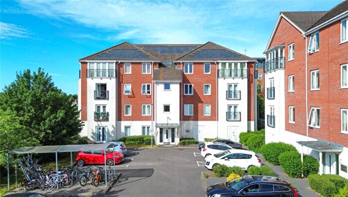 2 Bedroom Apartment For Sale In Regis Park Road, Reading, Berkshire, RG6