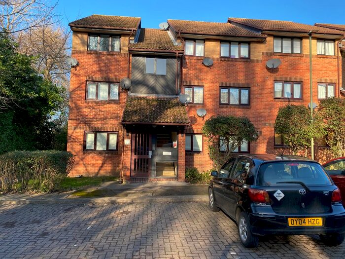 1 Bedroom Flat To Rent In Pavilion Way, Edgware, HA8