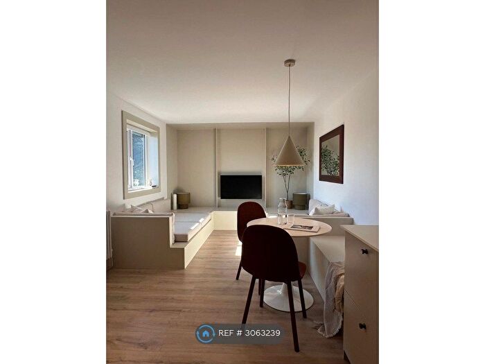 2 Bedroom Flat To Rent In Greenacre Gardens, London, E17