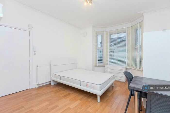Studio To Rent In Warwick Road, Barnet, EN5