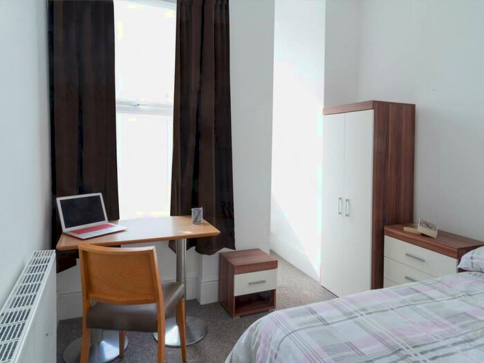 8 Bedroom House To Rent In College Road, Bangor, Gwynedd, LL57