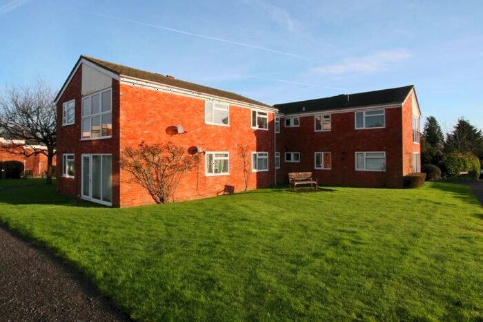 2 Bedroom Flat To Rent In Windsor Close, Guildford, Surrey, GU2