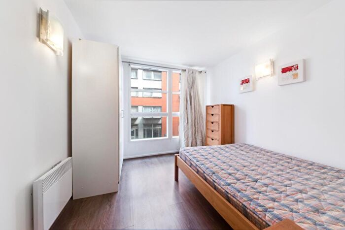 2 Bedroom Apartment To Rent In Corona Building, Blackwall Way, London, E14