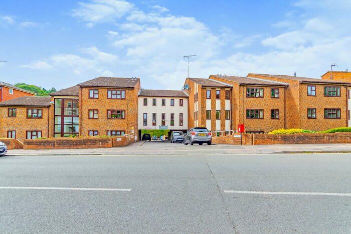 1 Bedroom Flat To Rent In Croydon Road, Caterham, CR3