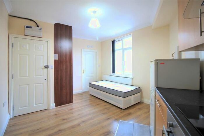 Studio To Rent In Heston Road, Heston, TW5