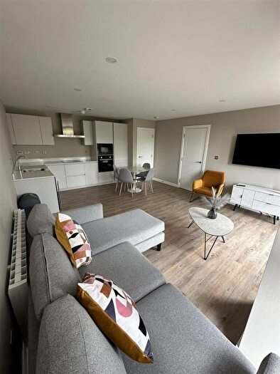 2 Bedroom Flat To Rent In Apartment, Queens Court, Queens Dock Avenue, Hull, HU1