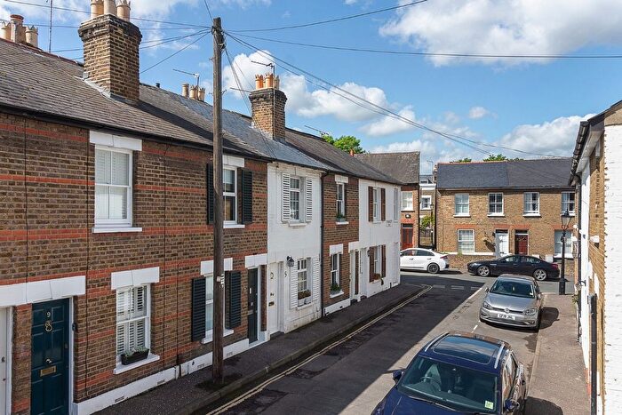 2 Bedroom Cottage To Rent In Connaught Road, Richmond, TW10