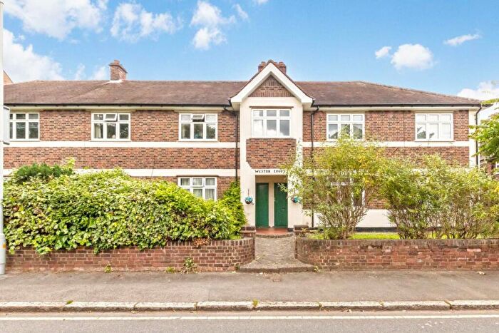 3 Bedroom Flat To Rent In Grove Crescent, Kingston Upon Thames, KT1