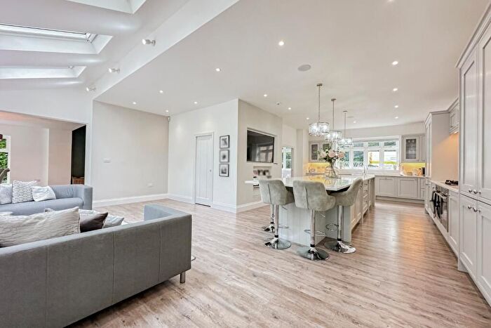 6 Bedroom Detached House To Rent In The Avenue, Wraysbury, Staines-Upon-Thames, TW19