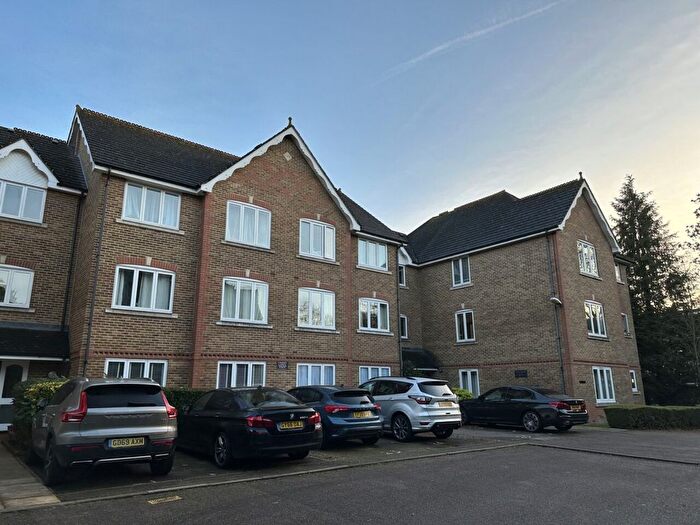2 Bedroom Flat To Rent In Village Park Close, Enfield, Greater London, EN1