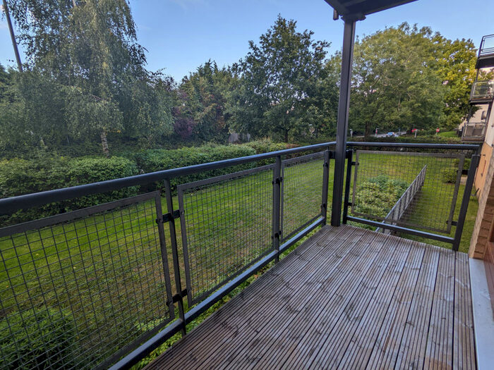 2 Bedroom Flat To Rent In Three Bridges, RH10