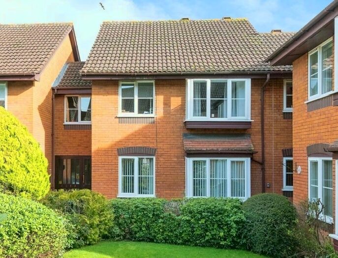 2 Bedroom Flat For Sale In Eleanor Walk, Woburn, Milton Keynes, MK17