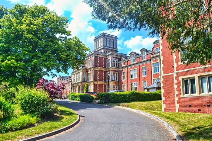 2 Bedroom Flat To Rent In Royal Earlswood Park, Redhill, RH1