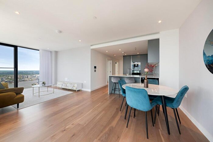 3 Bedroom Apartment To Rent In Harcourt Tower, South Quay Plaza, Canary Wharf, E14
