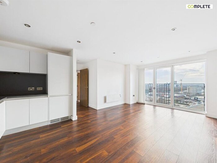 2 Bedroom Apartment For Sale In Rivergate House, Wilburn Basin, Salford, M5