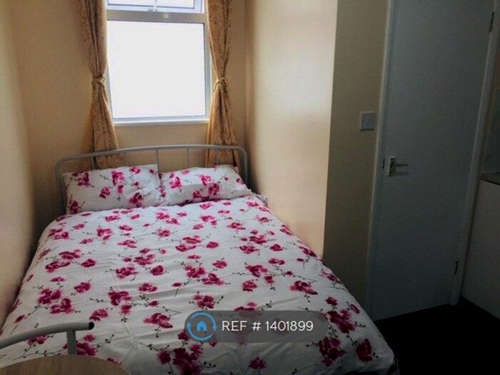 Studio To Rent In Grenoble Gardens, London, N13