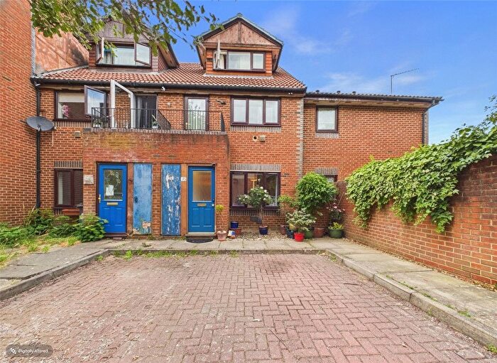 1 Bedroom Maisonette To Rent In Weavers Close, Isleworth, TW7