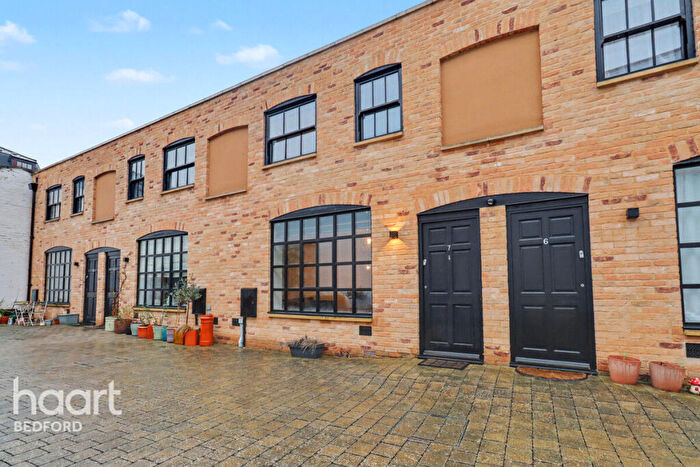 2 Bedroom Mews To Rent In Market Square, St Neots, PE19