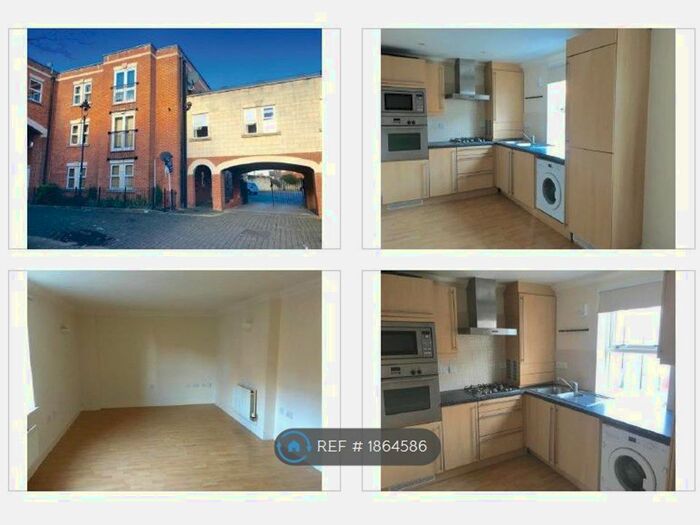 2 Bedroom Flat To Rent In Godwin Court, Swindon, SN1