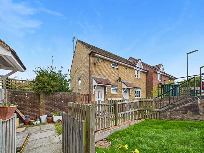 2 Bedroom Maisonette For Sale In Kelmscott Rise, Crawley, RH11