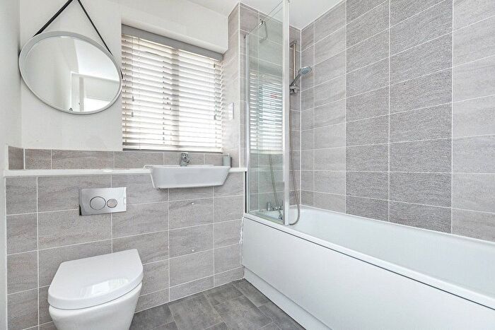 5 Bedroom Detached House For Sale In Peach Road, Horley, Surrey, RH6