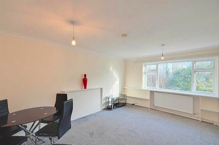 2 Bedroom Maisonette Flat To Rent In The Greenway, Ickenham, UB10