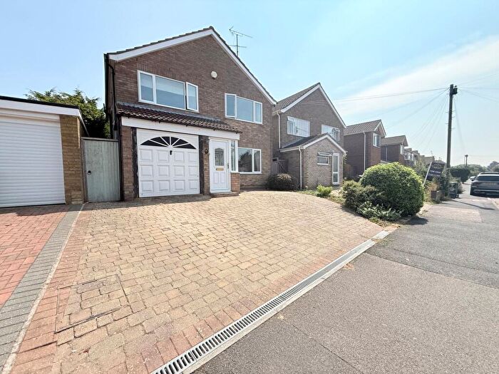 3 Bedroom Detached House For Sale In Broughton Avenue, Luton, LU3