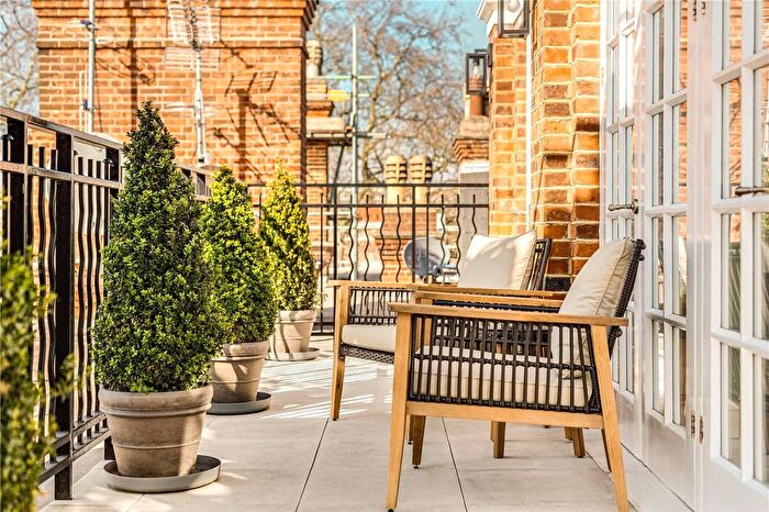 3 Bedroom Flat To Rent In South Street, London, W1K