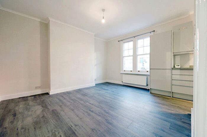 2 Bedroom Flat To Rent In Cromwell Avenue, Hammersmith, W6